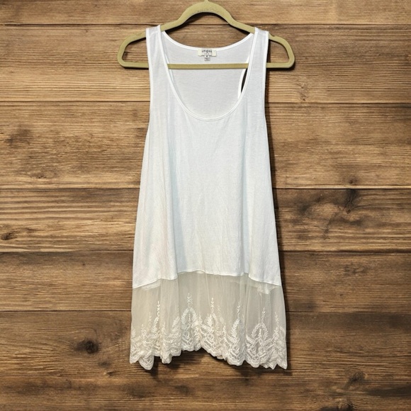 Umgee Tops - Women’s stretchy Umgee white tank top with lace hem size medium